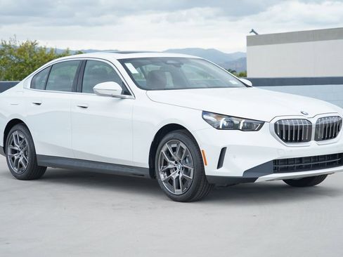 New 2026 BMW 530i RWD image 3