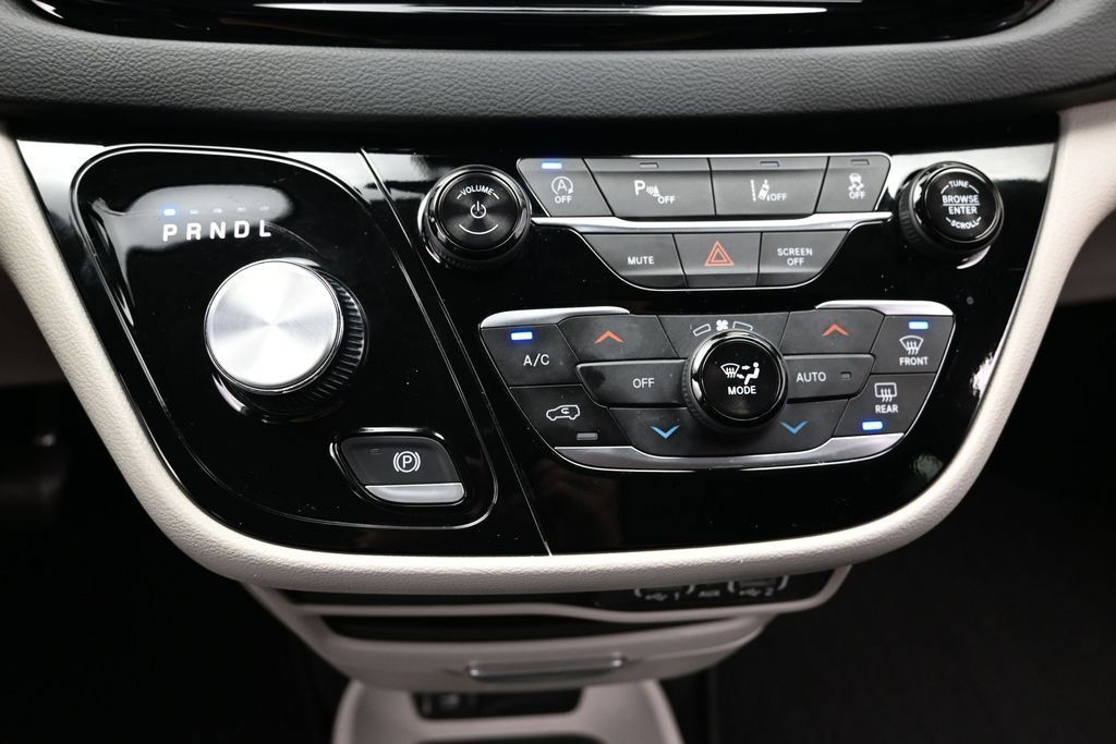 Used 2024 Chrysler Pacifica Touring-L FWD image 41