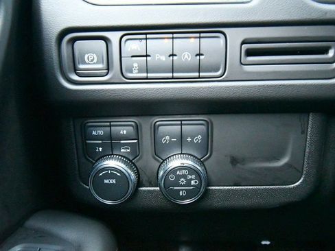 Used 2024 GMC Yukon SLT AWD/4WD image 18