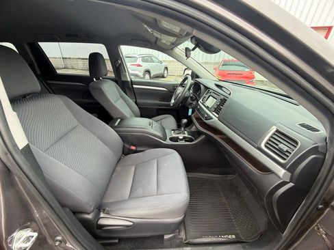 Used 2019 Toyota Highlander LE AWD/4WD image 32