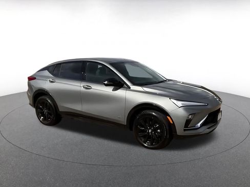 Used 2025 Buick Envista Sport Touring image 2