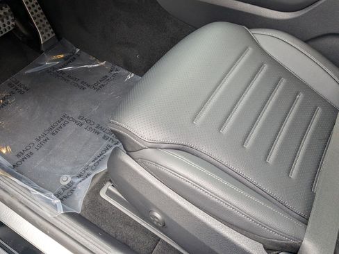 Used 2025 Mercedes-Benz GLC 300 image 17