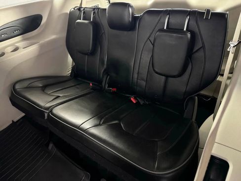 Used 2019 Chrysler Pacifica Limited FWD image 42