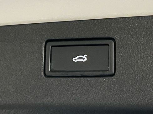 New 2025 Volkswagen Tiguan SE image 40