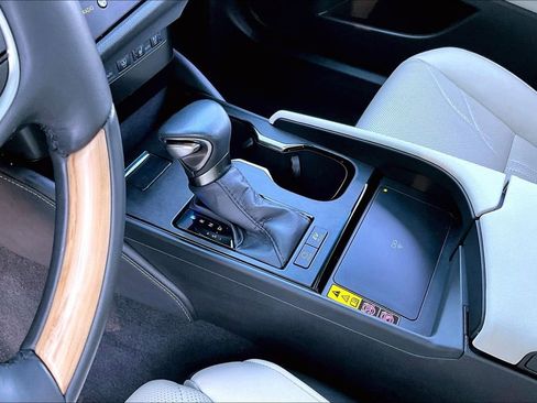 Used 2024 Lexus ES 300h Ultra Luxury w/ Accessory Package (Z2) FWD image 16