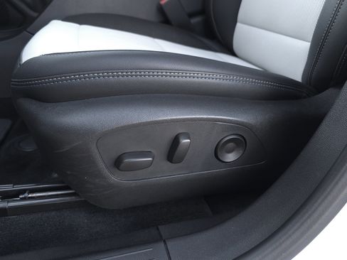 Used 2025 Chevrolet Equinox EV LT image 11