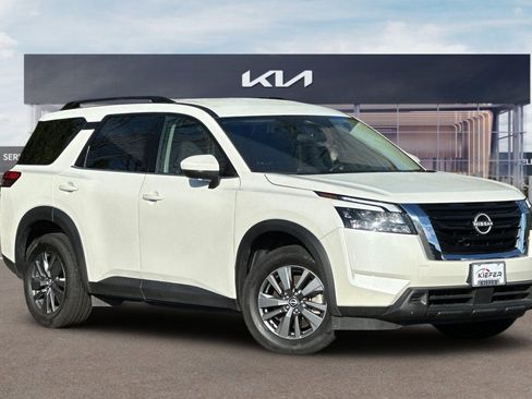 Used 2024 Nissan Pathfinder SV image 2