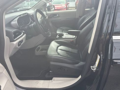 Used 2024 Chrysler Pacifica Touring-L image 4