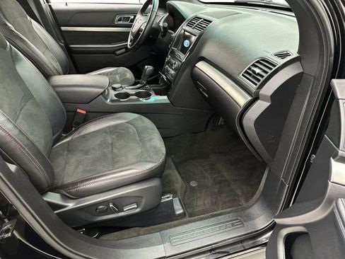 Used 2018 Ford Explorer XLT w/ Equipment Group 202A AWD/4WD image 25