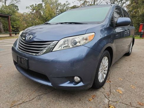 Used 2014 Toyota Sienna XLE image 3