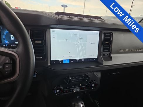 Used 2025 Ford Bronco Badlands AWD/4WD image 3