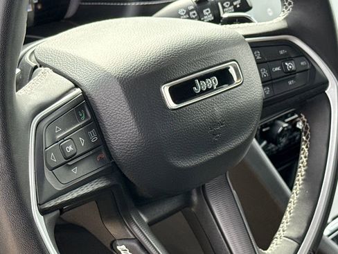 Used 2023 Jeep Grand Cherokee Altitude AWD/4WD image 29