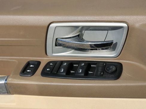 Used 2008 Chrysler Town & Country Touring image 32