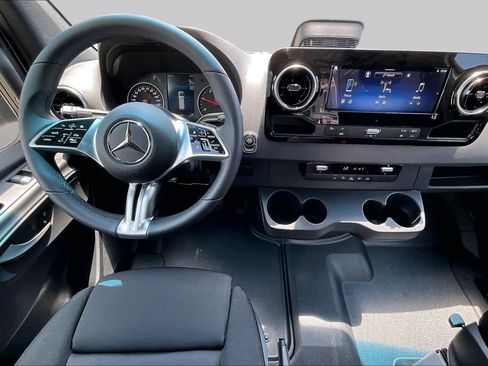 Used 2025 Mercedes-Benz Sprinter 2500 image 6