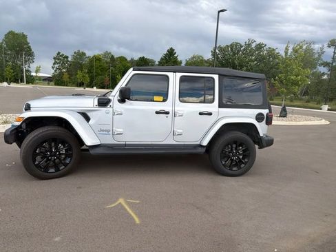 Used 2022 Jeep Wrangler Unlimited Sahara AWD/4WD image 2