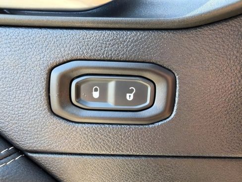 Used 2018 Jeep Wrangler Unlimited Sahara AWD/4WD image 17