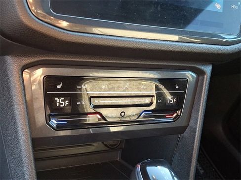 Used 2022 Volkswagen Tiguan SE R-Line image 17