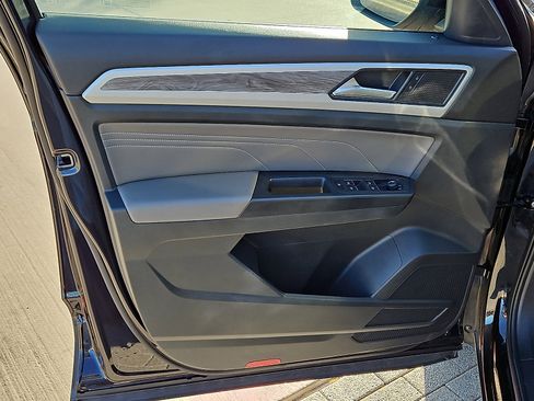 Used 2022 Volkswagen Atlas Cross Sport SE image 11