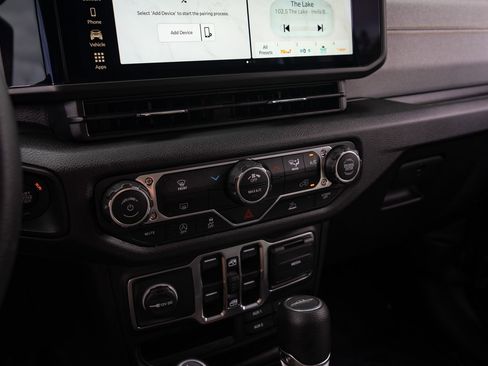 Used 2025 Jeep Gladiator Mojave AWD/4WD image 25