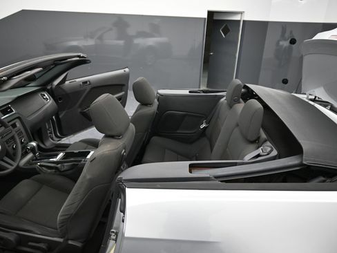 Used 2011 Ford Mustang V6 w/ 101A Rapid Spec Order Code image 24