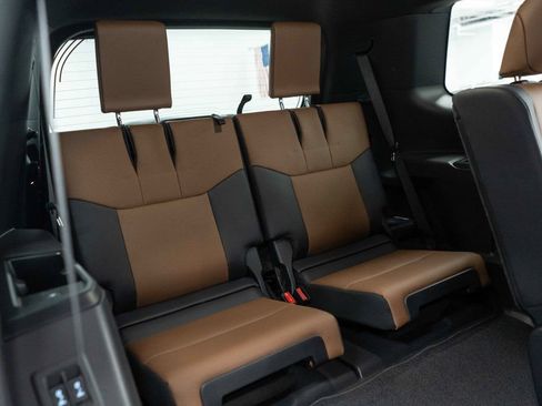 Used 2025 Lexus GX 550 w/ Cold Area Package AWD/4WD image 11