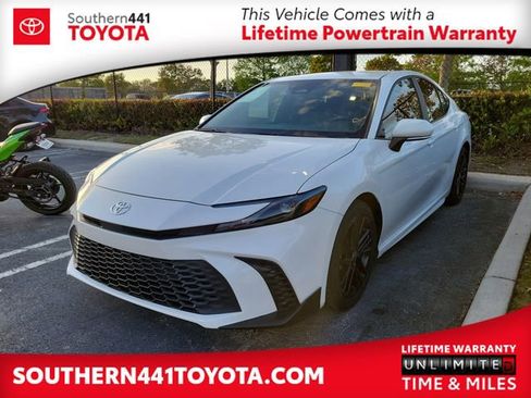 Used 2025 Toyota Camry SE FWD image 1