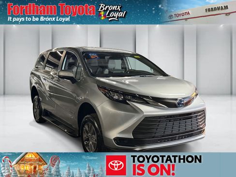 Used 2025 Toyota Sienna LE image 1