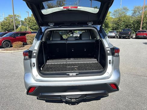 Used 2024 Toyota Highlander XLE FWD image 15