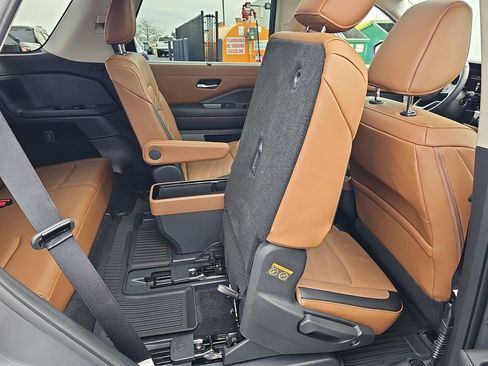 Used 2025 Nissan Pathfinder Platinum image 24