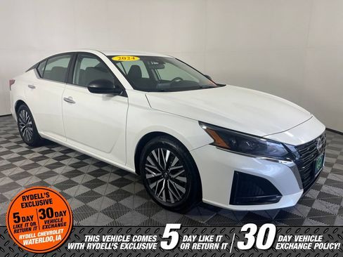 Used 2024 Nissan Altima 2.5 SV FWD image 1