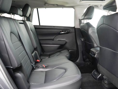 Used 2024 Toyota Highlander XLE AWD/4WD image 12