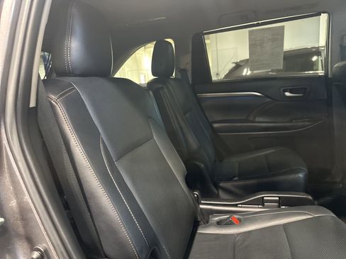 Used 2019 Toyota Highlander Limited w/ Protection Package #3 image 38