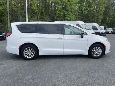 Used 2024 Chrysler Pacifica Touring-L image 10