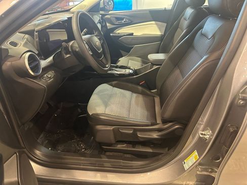 Used 2025 Chevrolet Trax LT image 27