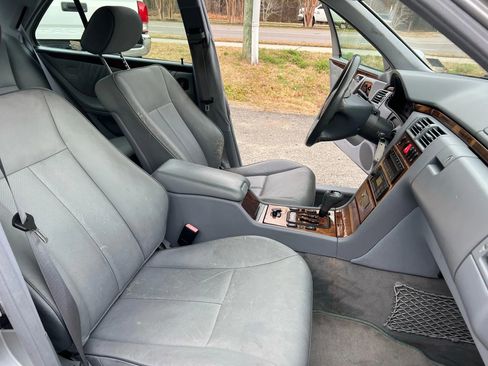 Used 2000 Mercedes-Benz E 320 Sedan image 24