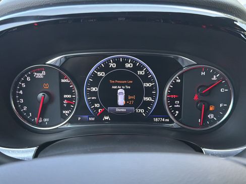 Used 2023 Chevrolet Traverse Premier FWD image 32