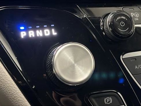 Used 2023 Chrysler Pacifica Limited w/ Uconnect Theater Family Group FWD image 19
