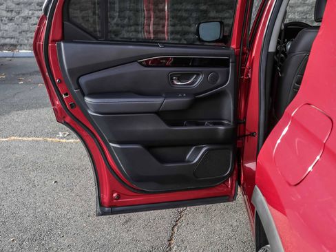 Used 2025 Honda Pilot Touring image 18