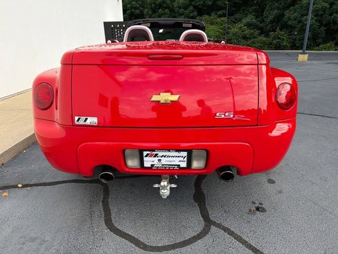 Used 2004 Chevrolet SSR w/ Preferred Equipment Group RWD image 9
