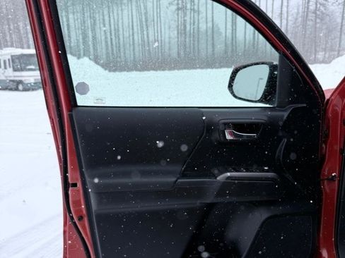 Used 2018 Toyota Tacoma TRD Off-Road w/ Technology Package image 15