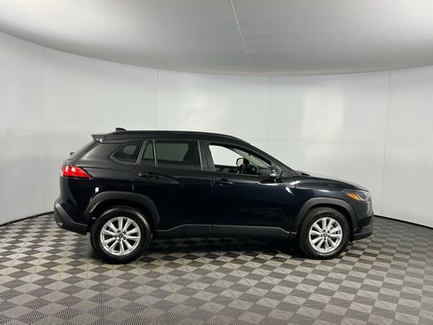 Used 2025 Toyota Corolla Cross LE image 6
