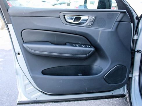 Used 2025 Volvo XC60 B5 Plus image 10