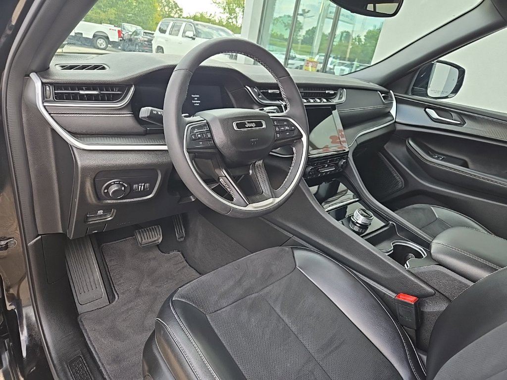 Used 2024 Jeep Grand Cherokee L Altitude AWD/4WD image 11
