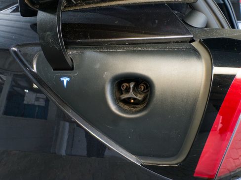 Used 2025 Tesla Model Y Long Range RWD image 5