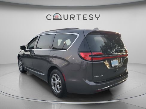 Certified 2022 Chrysler Pacifica Limited FWD image 2