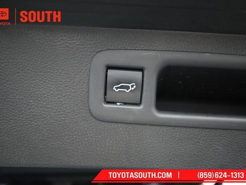 Used 2022 Toyota Highlander XLE AWD/4WD image 35