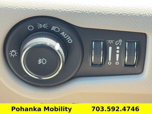 Used 2023 Chrysler Pacifica Touring-L FWD image 14