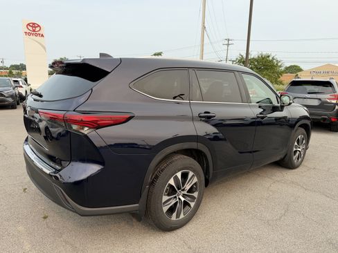 Used 2023 Toyota Highlander XLE AWD/4WD image 7