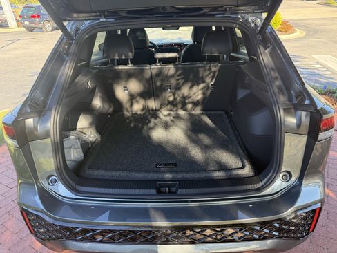 New 2026 Volkswagen Tiguan SE R-Line FWD image 9