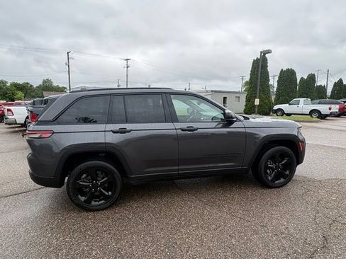 Used 2023 Jeep Grand Cherokee Altitude AWD/4WD image 7